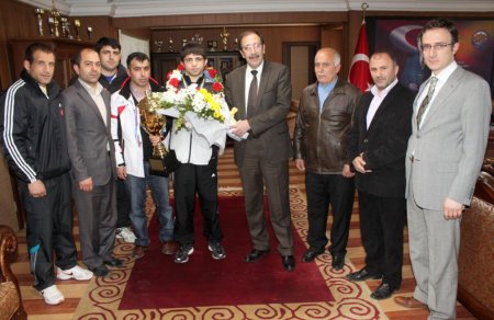 Bulutlar, şampiyon güreşçi Gör'ü altınla ödüllendirdi