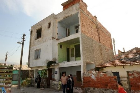 Bulvar üzerinde kalan 8 bina yıkıldı