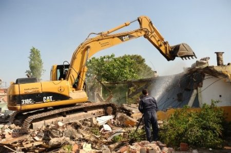 Bulvar üzerinde kalan 8 bina yıkıldı