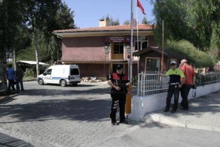 Bunalıma Giren Polis Memuru Canına Kıydı