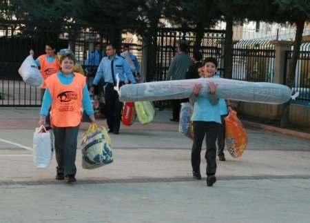 Burç öğrencilerinden Suriyeli sığınmacılara TIR dolusu yardım