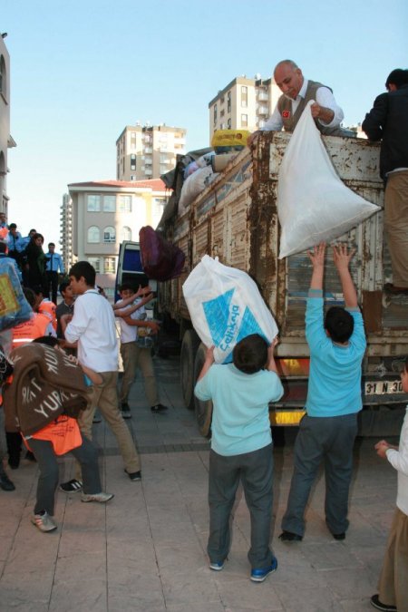 Burç öğrencilerinden Suriyeli sığınmacılara TIR dolusu yardım