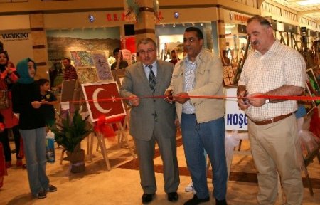 Burçlu öğrenciler alışveriş merkezinde sergi açtı