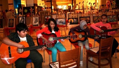 Burçlu öğrenciler alışveriş merkezinde sergi açtı