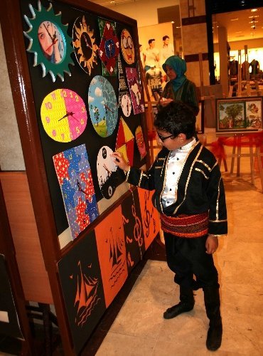 Burçlu öğrenciler alışveriş merkezinde sergi açtı
