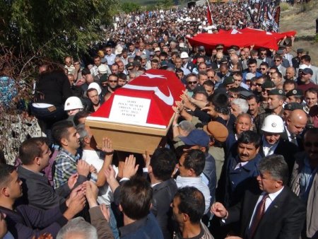 Burdur, şehit polis memurunu uğurladı