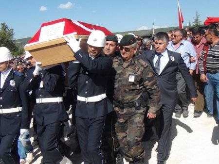 Burdur, şehit polis memurunu uğurladı