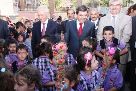 Burdur Valisi Yılmaz: Öğretmenlerin emrindeyiz