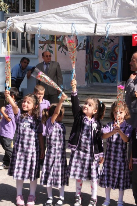 Burdur Valisi Yılmaz: Öğretmenlerin emrindeyiz