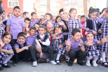 Burdur Valisi Yılmaz: Öğretmenlerin emrindeyiz