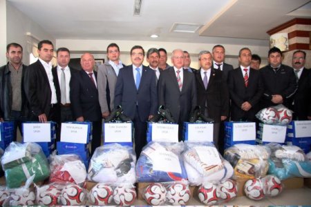 Burdur'da amatör spor kulüplerine malzeme desteği