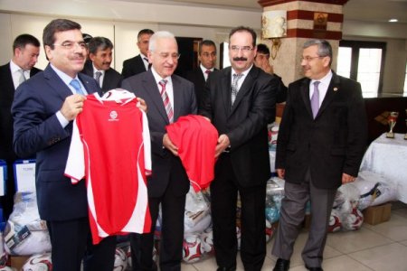 Burdur'da amatör spor kulüplerine malzeme desteği