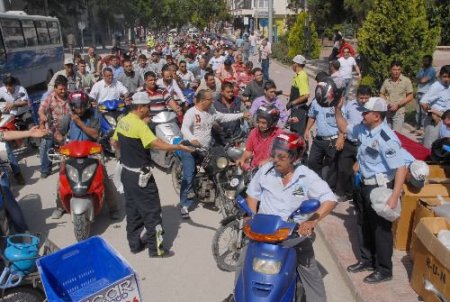 Burdur'da Bedava Kask İzdihamı
