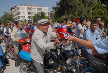 Burdur'da Bedava Kask İzdihamı