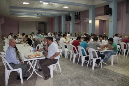 Burdur’da İlk İftar Yemeğini Başkan Akkaya Dağıttı