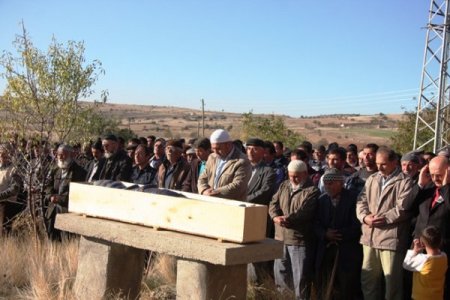 Burdur'da köy evinde katledilen 3 vatandaş toprağa verildi