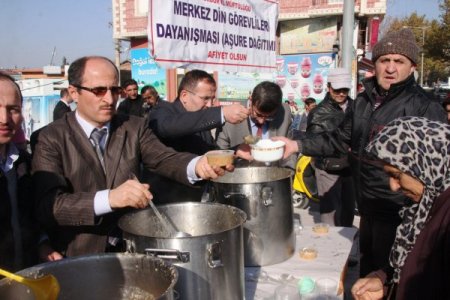 Burdur'da müftülük personeli halka aşure dağıttı