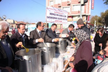 Burdur'da müftülük personeli halka aşure dağıttı