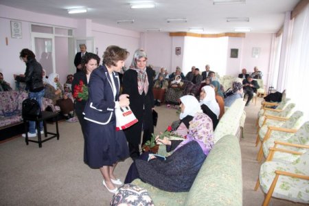 Burdur'da Protokol Eşleri Huzurevinde Yaşlıları Ziyaret Etti