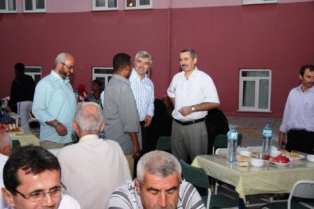 Burdurlu Esnaflar Somalili Muhacirlere İftar Verdi