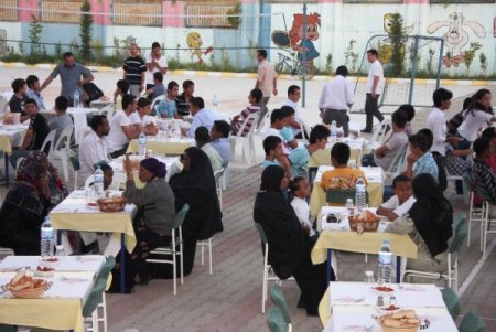 Burdurlu Esnaflar Somalili Muhacirlere İftar Verdi