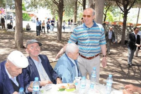 Burdurlular Baharın Gelişini Göl Kenarında Kutladı