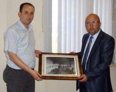 Burhanettin Çoban, 2. Abdülhamit'in Koleksiyonundaki Maden Suyu Fotoğraflarını Kızılay'a Hediye Etti