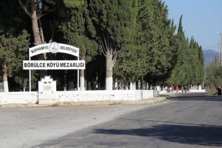 Burhaniye Belediyesi Börülce köyünün mezarlığını yeniledi