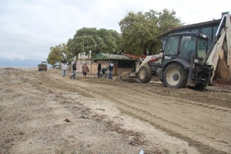 Burhaniye Belediyesi plaj temizliğine başladı