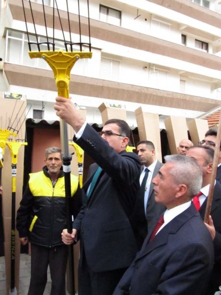 Burhaniye’de 19 çiftçiye zeytin silkme makinesi dağıtıldı