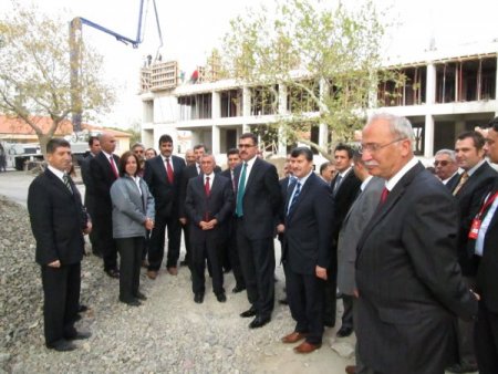 Burhaniye’de 19 çiftçiye zeytin silkme makinesi dağıtıldı