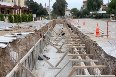 Burhaniye’de altyapı çalışmaları devam ediyor