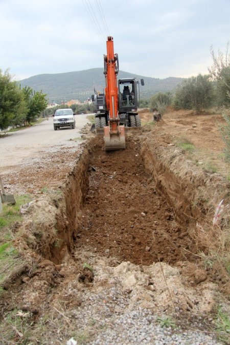 Burhaniye’de altyapı çalışmaları devam ediyor