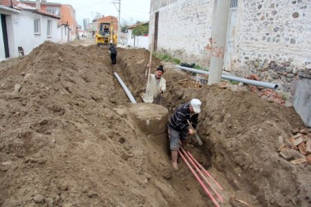 Burhaniye’de altyapı çalışmaları devam ediyor