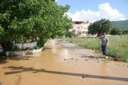 Burhaniye’de Dere Taştı, Mahalle Sular Altında Kaldı