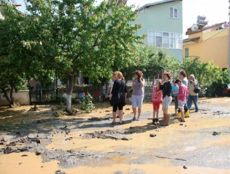 Burhaniye’de Dere Taştı, Mahalle Sular Altında Kaldı