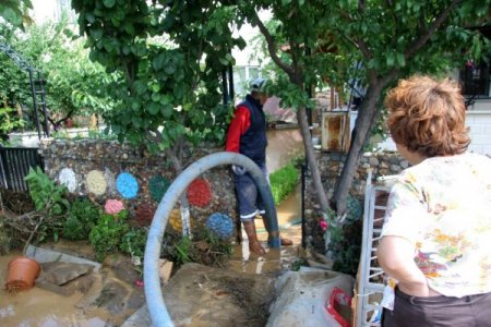 Burhaniye’de Dere Taştı, Mahalle Sular Altında Kaldı