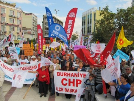 Burhaniye'de 'Zamlara ve Savaşa Hayır Mitingi' düzenlendi