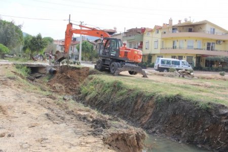 Burhaniye'deki Hocazade Deresi ıslah ediliyor