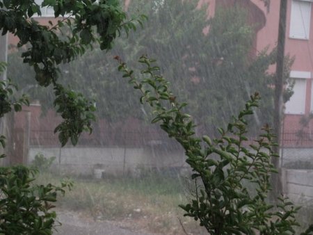 Burhaniye'ye Ceviz Büyüklüğündeki Dolu Yağdı