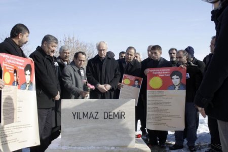 Burkay, Diyarbakır Cezaevi'nde Ölen Demir'in Mezarını Ziyaret Etti