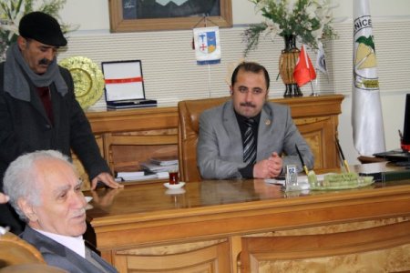 Burkay, Diyarbakır Cezaevi'nde Ölen Demir'in Mezarını Ziyaret Etti