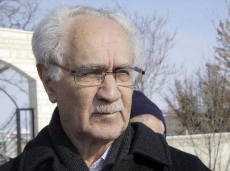 Burkay, Diyarbakır Cezaevi'nde Ölen Demir'in Mezarını Ziyaret Etti