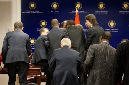 Burkina Faso'lu bakan, basın toplantısı sırasında baygınlık geçirdi (2)