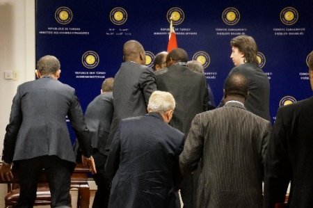 Burkina Faso'lu bakan, basın toplantısı sırasında baygınlık geçirdi (2)
