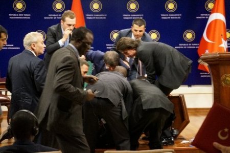 Burkina Faso'lu bakan, basın toplantısı sırasında baygınlık geçirdi (2)