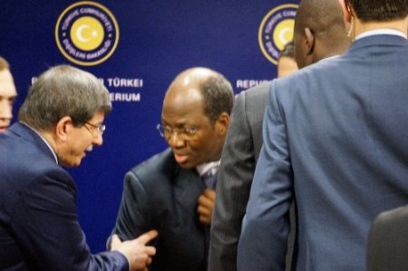 Burkina Faso'lu bakan, basın toplantısı sırasında baygınlık geçirdi (2)