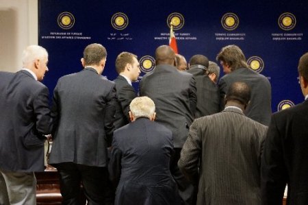 Burkina Faso'lu bakan, basın toplantısı sırasında baygınlık geçirdi (2)