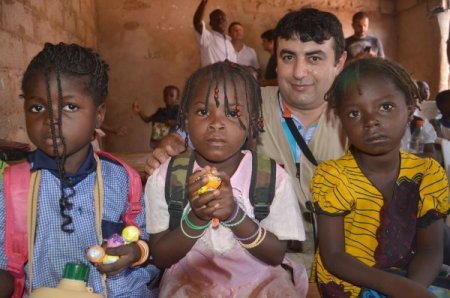 Burkinalı yetimden Türk hayırsevere: Mösyö bu çikolata mı, çok güzelmiş