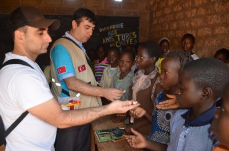 Burkinalı yetimden Türk hayırsevere: Mösyö bu çikolata mı, çok güzelmiş